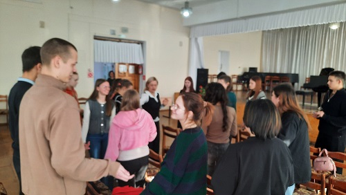 студенты-волонтеры в колледже