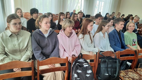 студенты на лекции о наркотиках