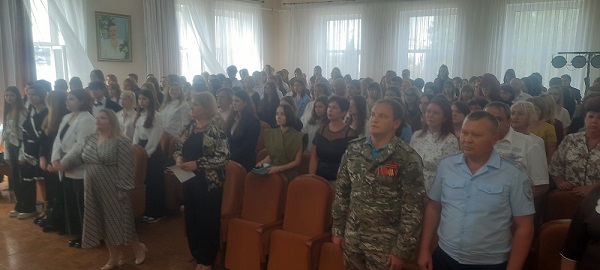 Звучит Гимн РФ
